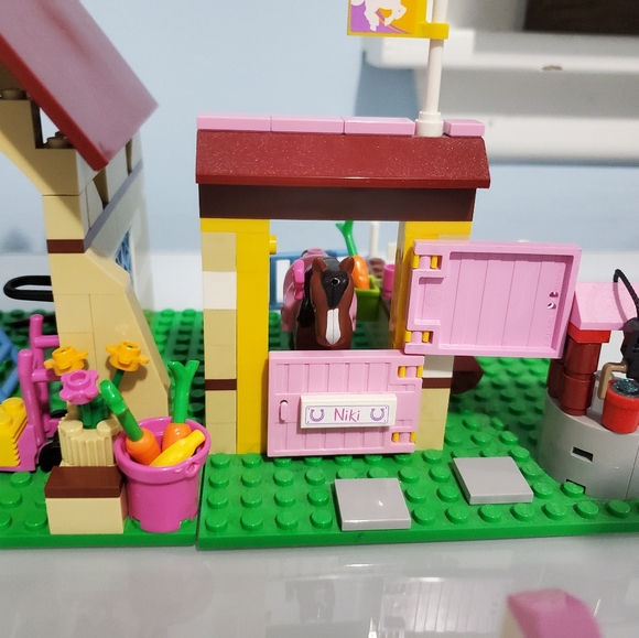 LEGO 3189 Friends Heartlake Stables Set - Picture 5 of 9